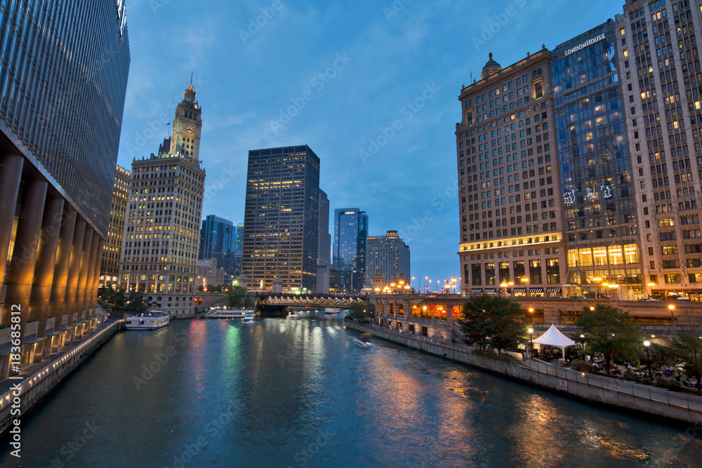 Obraz premium Scenic Chicago River Riverwalk w nocy w Chicagio, Illinois