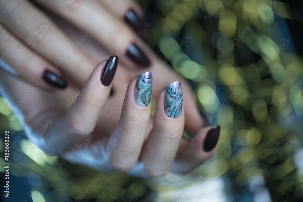 Naklejka premium Piękny manicure do paznokci. Wzory do paznokci z dekoracją. Pielęgnacja paznokci i manicure.