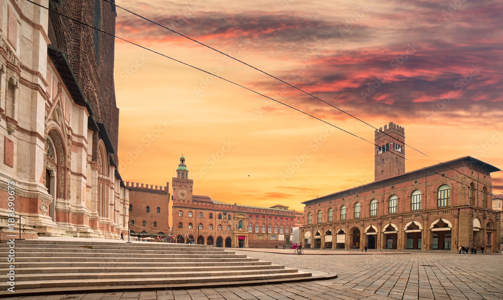 main square in Bologna - obrazy, fototapety, plakaty 