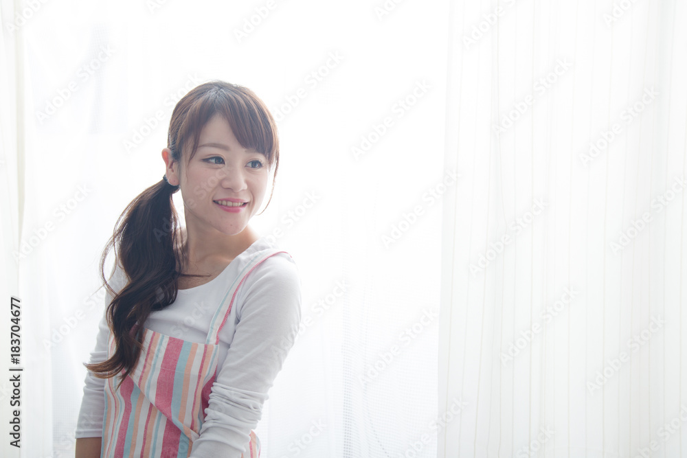 エプロン姿の女性 エプロン姿の女性