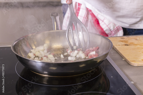 Kochen und braten mit Speck, zwiebeln und Leber in der Edelstahl Bratpfanne photo