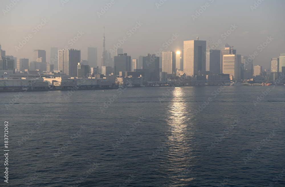  日本の東京都市風景・高層ビルに反射する太陽の光（港区などの高層ビル群などを望む）