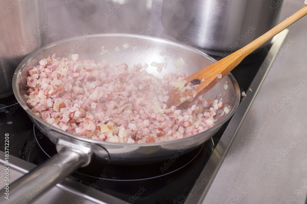 Kochen und braten mit Speck, zwiebeln und Leber in der Edelstahl ... Kochen und braten mit Speck, zwiebeln und Leber in der Edelstahl ...