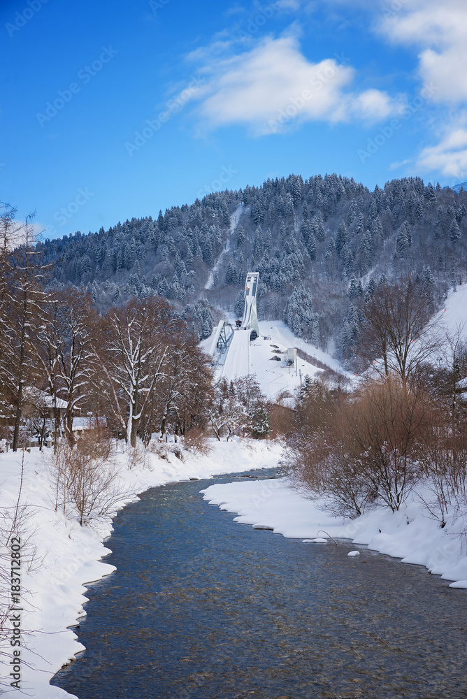 Loisach Fluss im winterlichen Garmisch, mit Blick zur Skiflugschanze