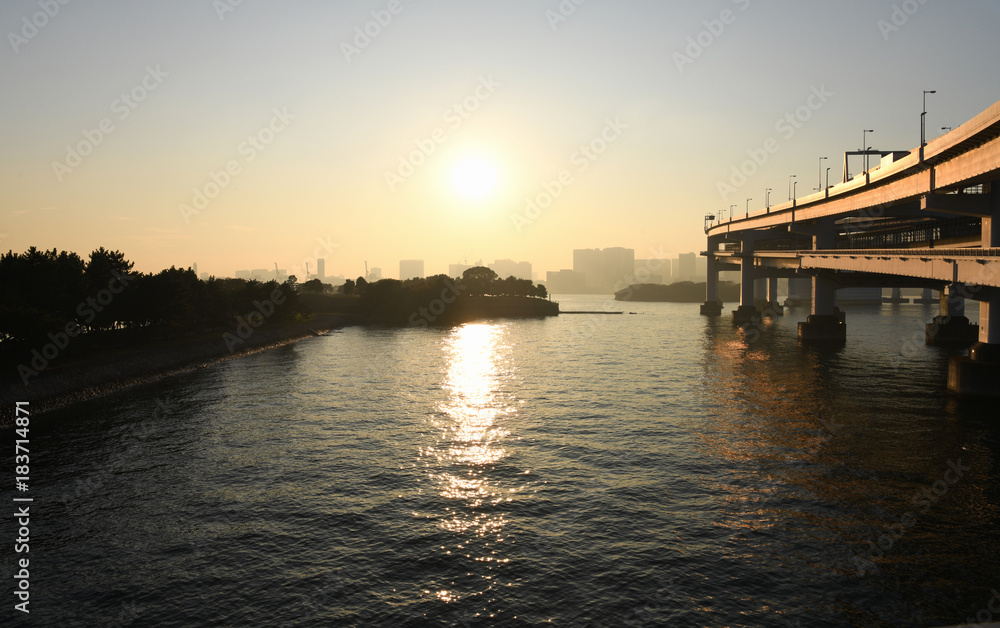 日本の東京都市風景・東京の夕日（港区台場エリアのレインボープロムナード付近から見る沈む太陽）