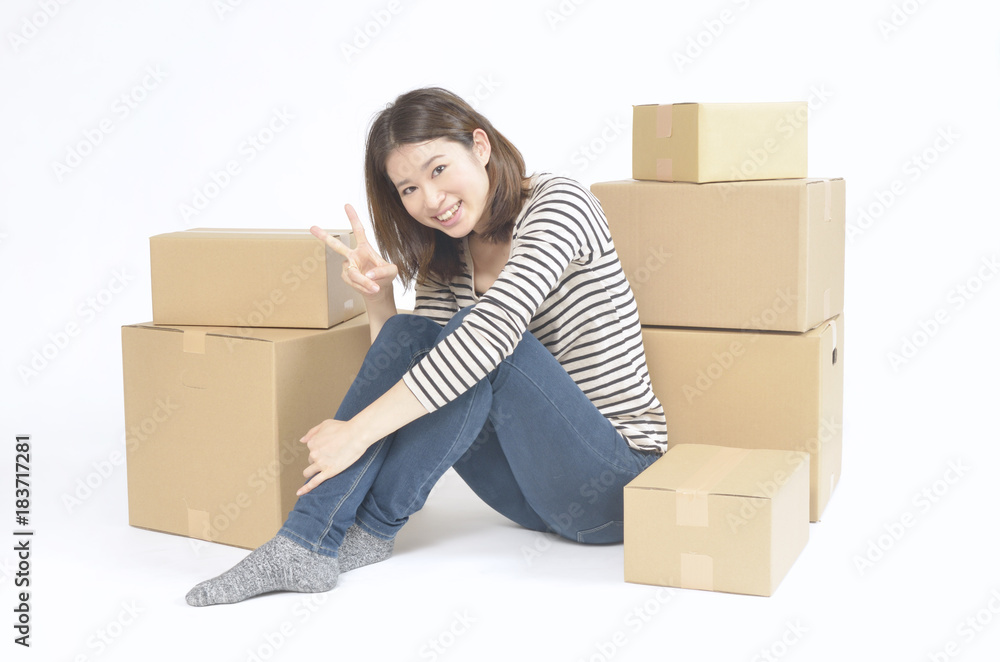引っ越し準備をする若い女性 引っ越し準備をする若い女性