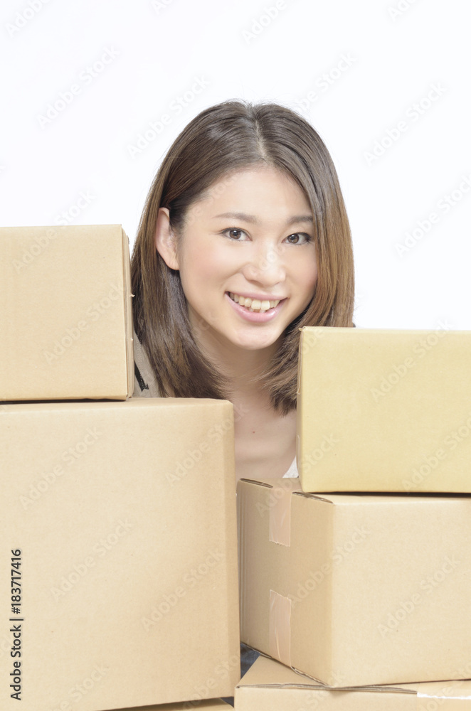 引っ越し準備をする若い女性 引っ越し準備をする若い女性