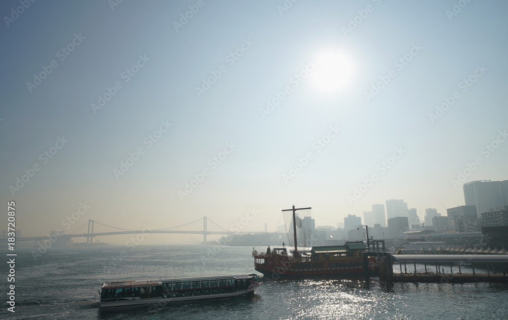 日本の東京都市景観「竹芝ふ頭から見る太陽と霞む東京港」