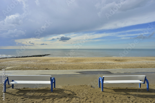 Deux bancs face à la mer à Blonville-sur-mer (14910), département du Calvados et dans la région Normandie, France