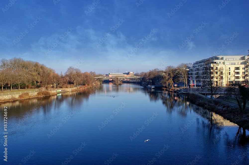 Mülheim an der Ruhr Blick von der Schloßbrücke auf die Ruhr, die Ruhrpromenade und die alte Eisenbahnbrücke