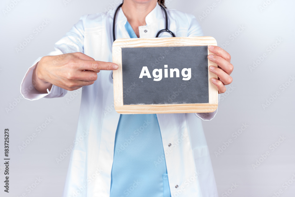 Arzt mit Schild Aging Arzt mit Schild Aging