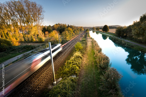 Train à grande vitesse concept transport chemin de fer