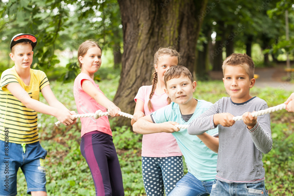 Fototapeta premium Tug-of-war in park