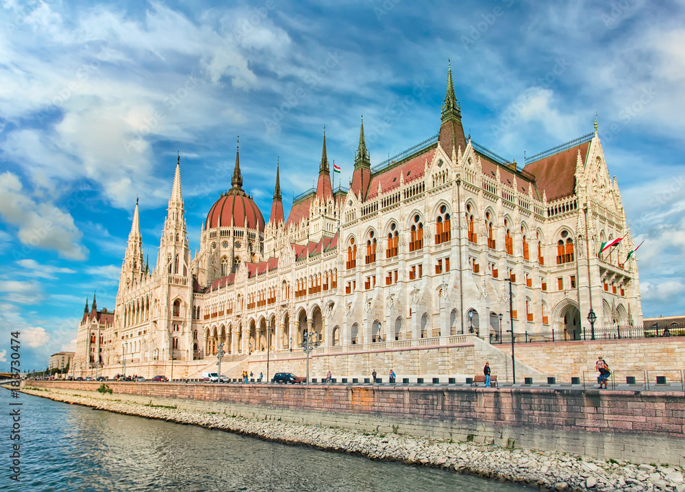 Obraz premium The Hungarian Parliament Building on the bank of the Danube in Budapest
