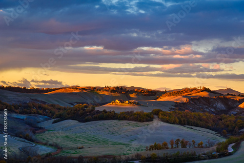 Idyllic and colorful tuscan countryside in autumn © Overburn