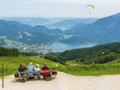 Wanderer schauen  vom Zwölferhorn auf Sankt Gilgen und den Wolfgangsee, Sankt Gilgen, Salzkammergut, Oberösterreich, Österreich photo