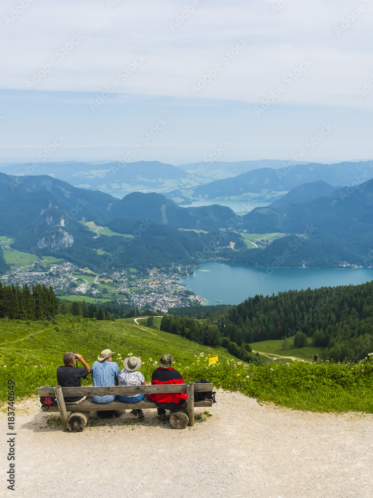 Wanderer schauen  vom Zwölferhorn auf Sankt Gilgen und den Wolfgangsee, Sankt Gilgen, Salzkammergut, Oberösterreich, Österreich