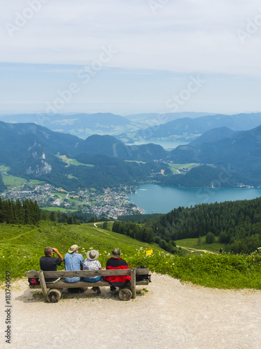 Wanderer schauen vom Zwölferhorn auf Sankt Gilgen und den Wolfgangsee, Sankt Gilgen, Salzkammergut, Oberösterreich, Österreich
