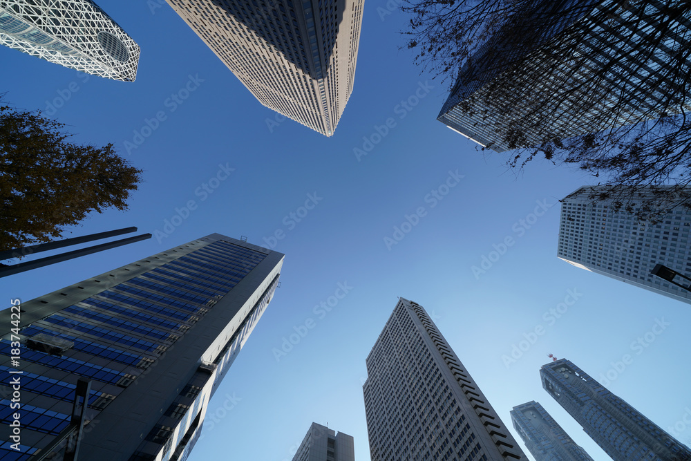 新宿の高層ビル街から見上げる青空