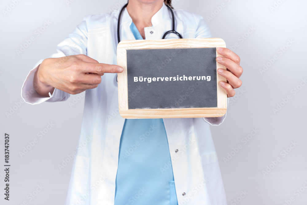 Bürgerversicherung auf einem Schild von einem Arzt gehalten Bürgerversicherung auf einem Schild von einem Arzt gehalten
