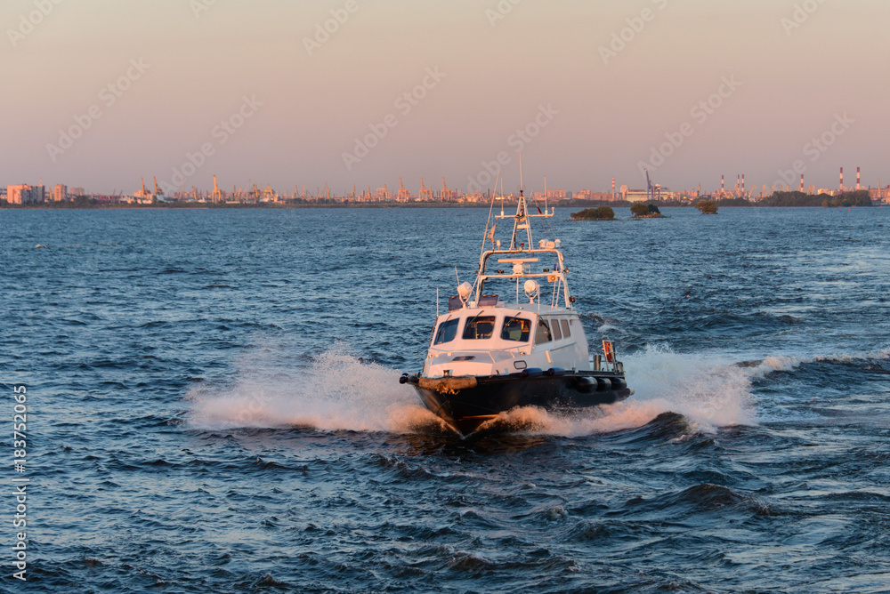 Obraz premium White pilot boat under way