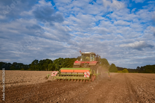 Wallpaper Mural Ackerbau  -  Traktor mit Sämaschine im Einsatz, Staub Torontodigital.ca