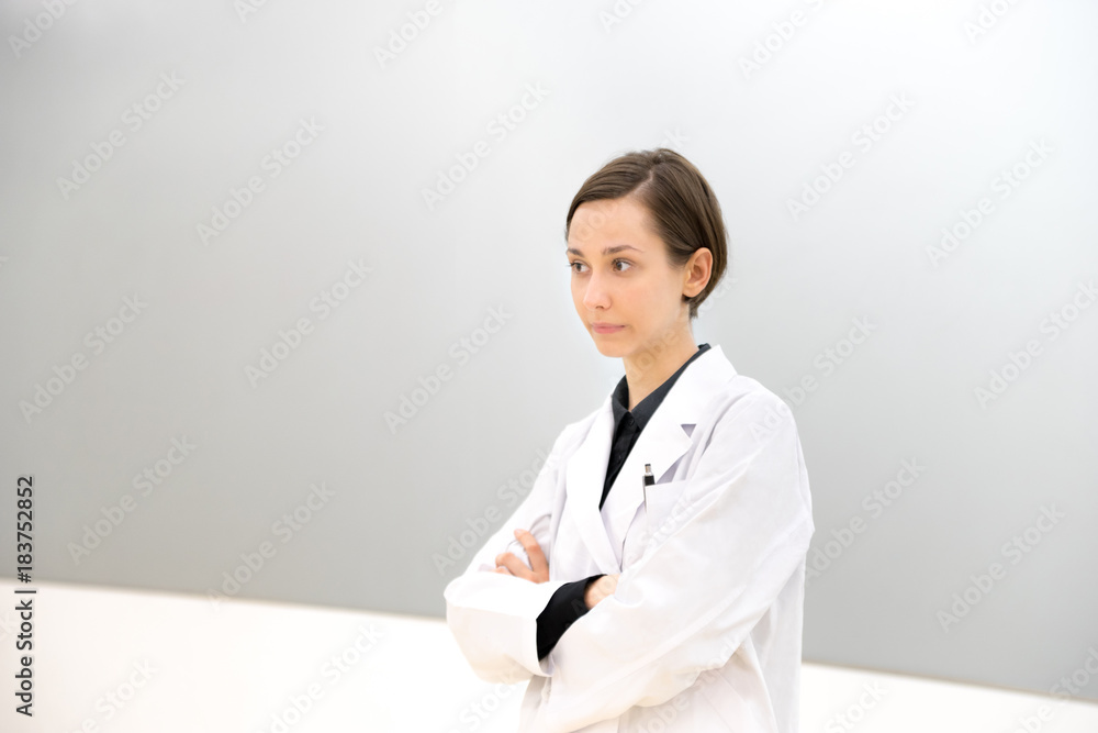 腕組みをする白衣の女性 腕組みをする白衣の女性