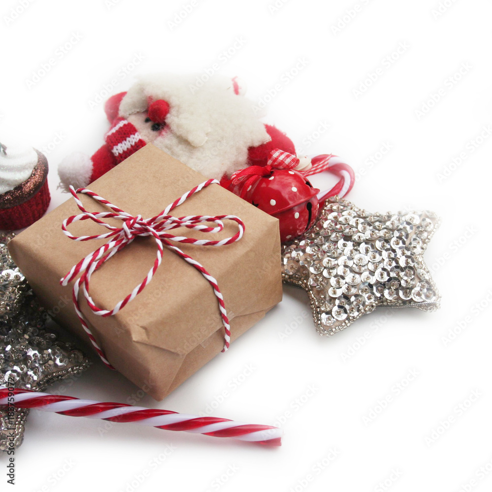 Foto Stock Sfondo natalizio. Pacco regalo con fiocco e decorazioni di  Natale su sfondo bianco | Adobe Stock