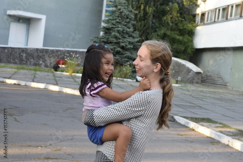 счастливая мама с перуанской дочерью веселятся 
