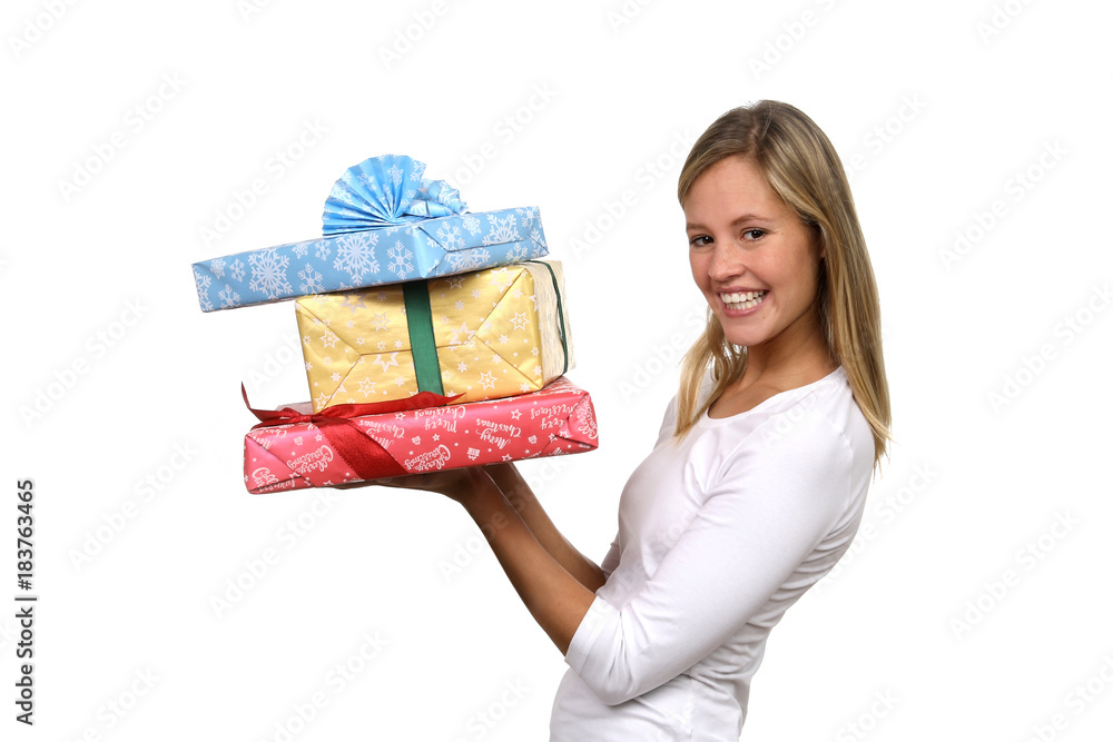 Hübsche blonde Frau mit Weihnachtsgeschenken lacht Hübsche blonde Frau mit Weihnachtsgeschenken lacht
