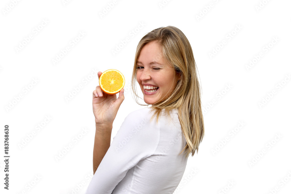 Hübsche blonde Frau mit Orange in der Hand lacht und zwinkert Hübsche blonde Frau mit Orange in der Hand lacht und zwinkert