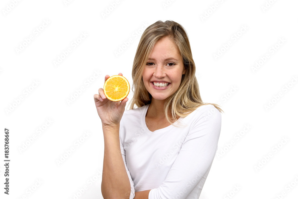 Hübsche blonde Frau mit einer Orange in der Hand lacht Hübsche blonde Frau mit einer Orange in der Hand lacht