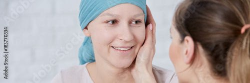 Valokuva Woman comforting sick friend