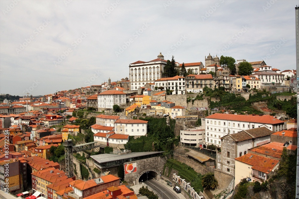 Portugal, perspective sur le centre historique de Porto