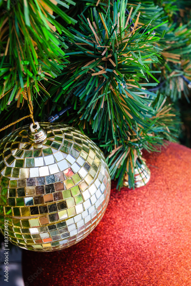 Obraz premium Beautiful decorated christmas tree with gold and red bauble