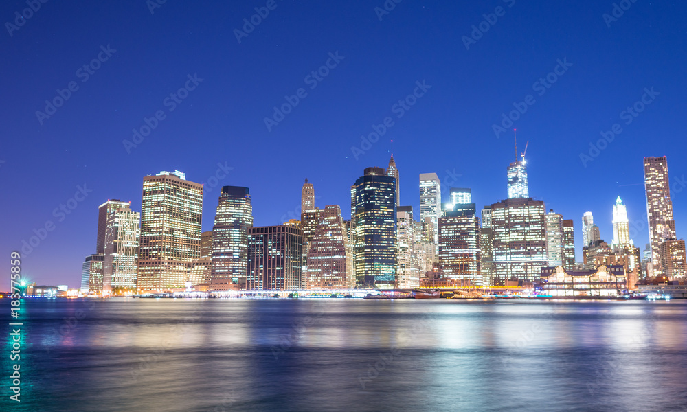 Naklejka premium Odbicia na dolnym Manhattanie East River o zachodzie słońca - Nowy Jork