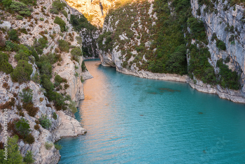 Fototapeta Naklejka Na Ścianę i Meble -  Verdon Gorge (Gorges du Verdon), amazing landscape of the famous canyon with winding turquoise-green colour river and high limestone rocks in French Alps, Provence, France