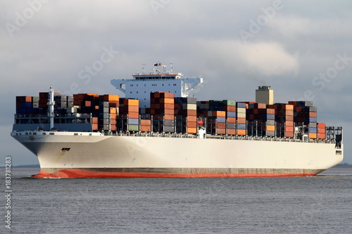 grosses Containerschiff passiert Cuxhaven