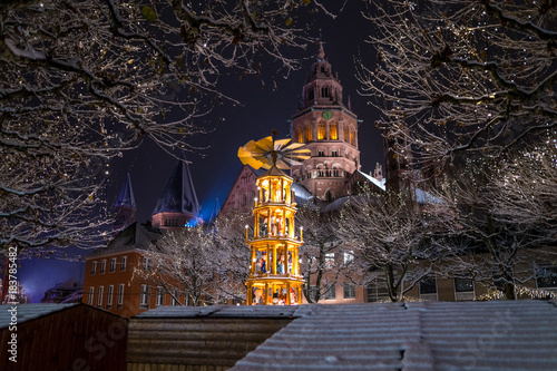 Weihnachtsmarkt in Mainz mit Dom