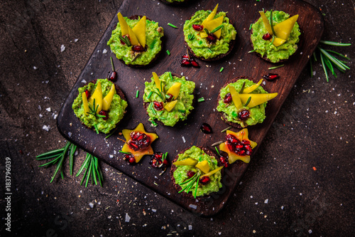 Avocado Häppchen mit Granatapfelkernen und gelber Beete