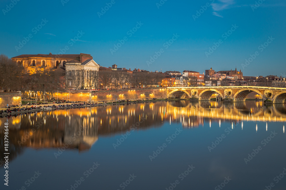 Le Pont Neuf de Toulouse, au dessus de la Garonne et les quais de la Daurade