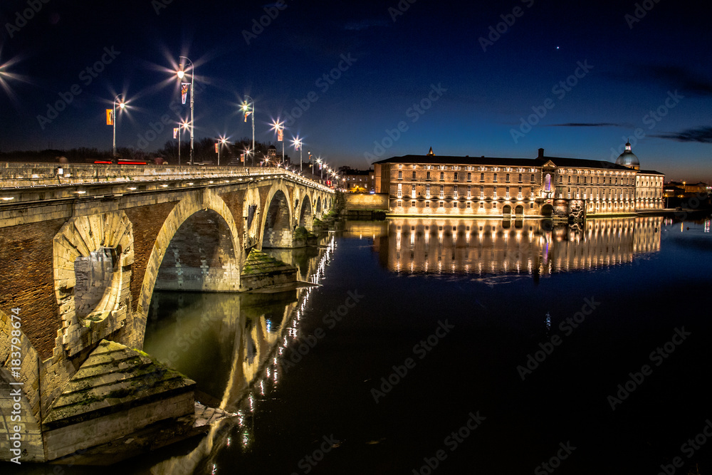 Le Pont Neuf de Toulouse, au dessus de la Garonne