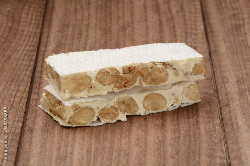Turrón duro sobre fondo de madera Turrón duro sobre fondo de madera