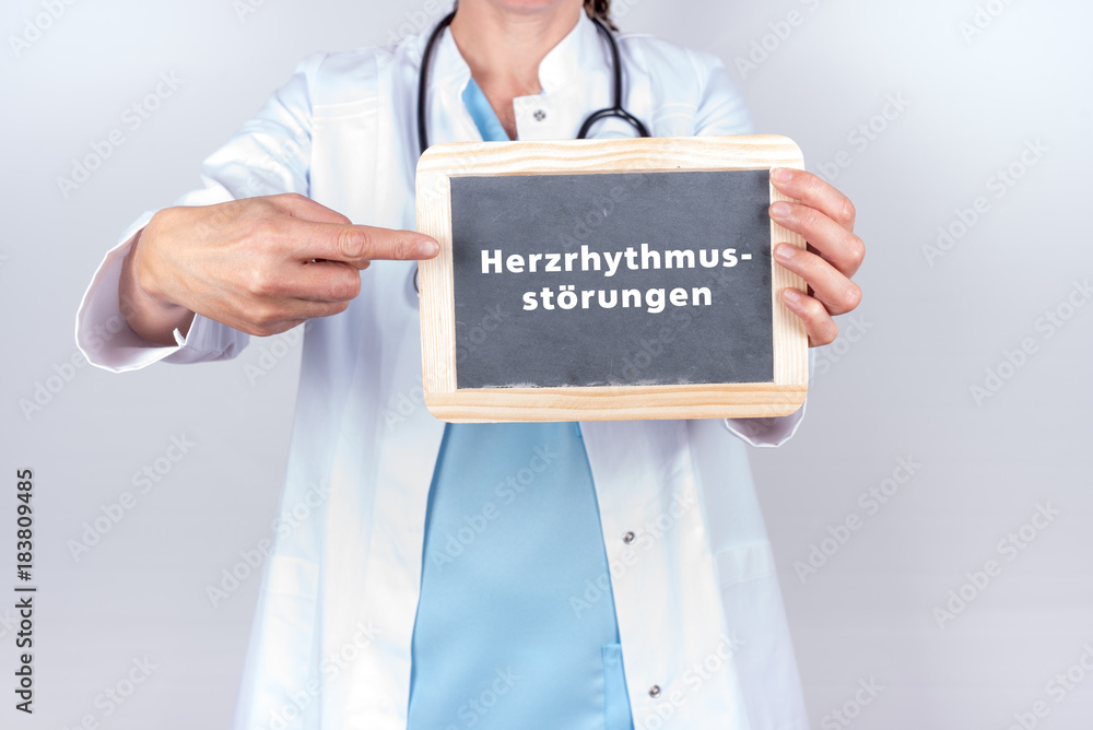 Arzt mit Schild Herzrhythmusstörungen Arzt mit Schild Herzrhythmusstörungen