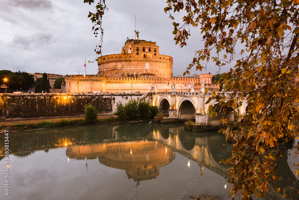El castillo de San Angelo en Roma reflejos en el rio