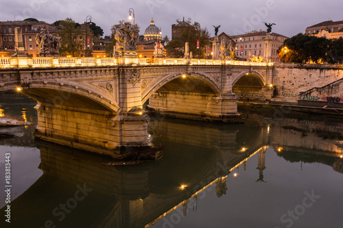 Puente sisto de Roma reflejado en el rio Tibar