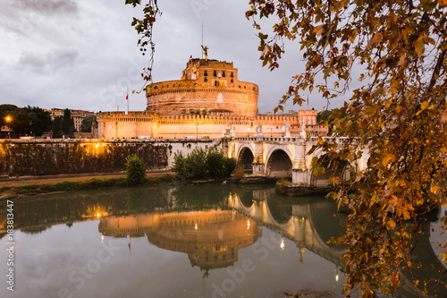 El castillo de San Angelo en Roma reflejos en el rio photo