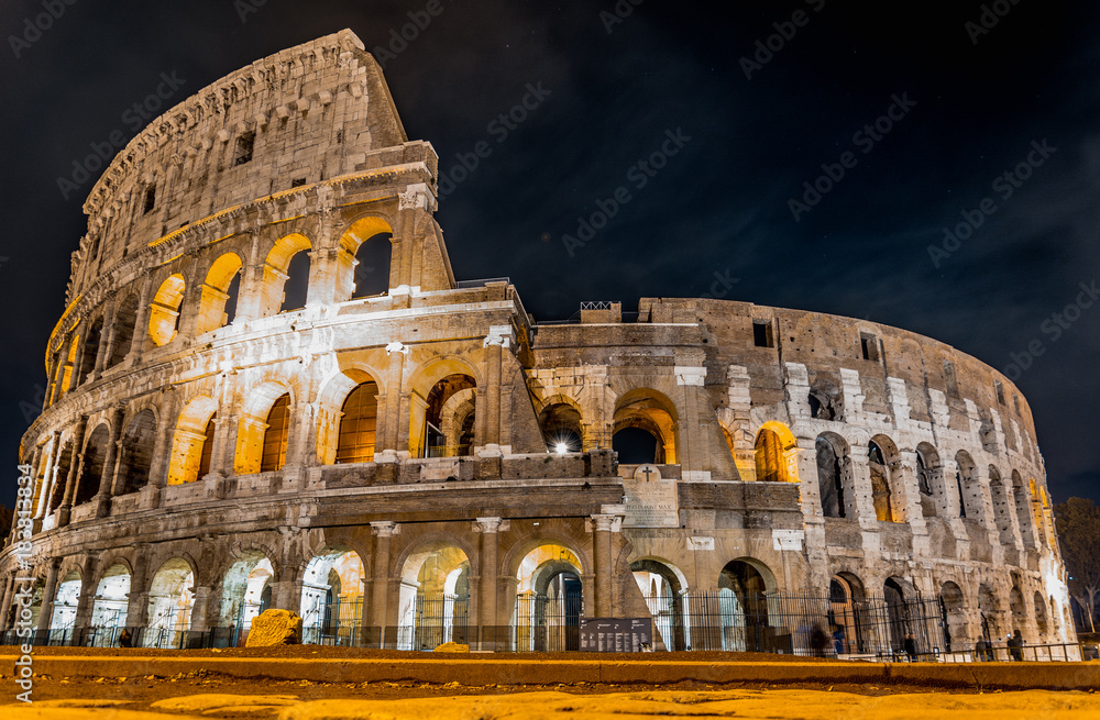 El Coliseo de Roma, Itaia por la noche