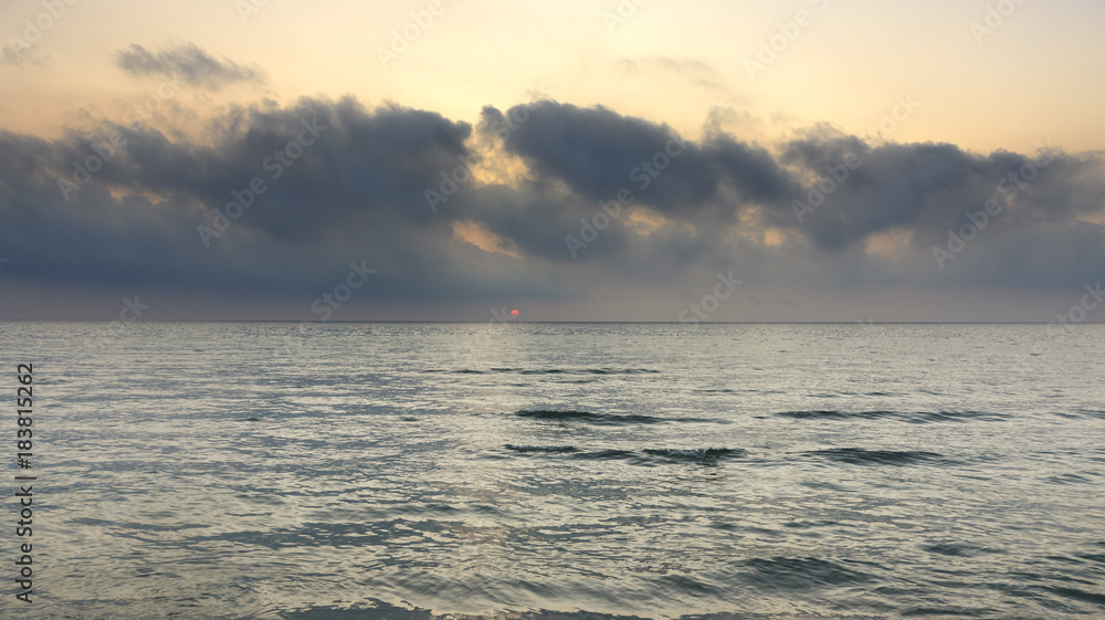 Obraz premium Cloudy sunrise at sea