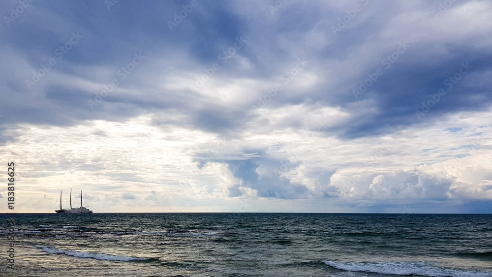 Obraz premium Ship on sea horizon